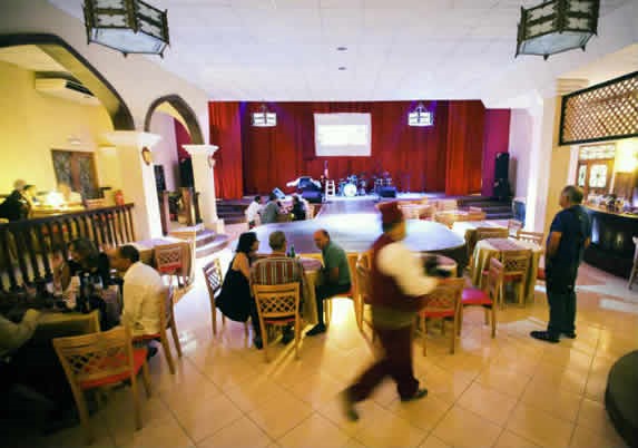 Vista interior del bar Casablanca