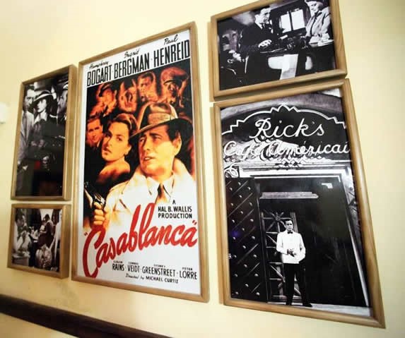 Decoración en el interior del bar