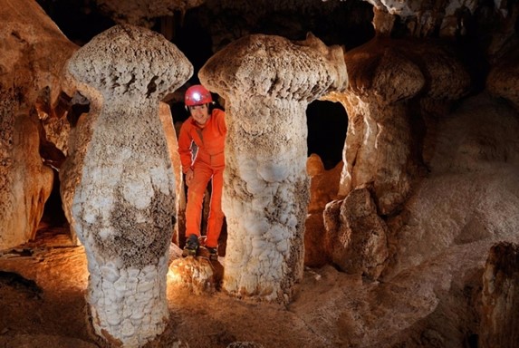 turista con casco en el interior de la cueva 
