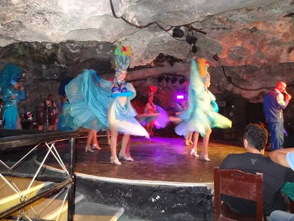 Show en vivo en el interior de la cueva