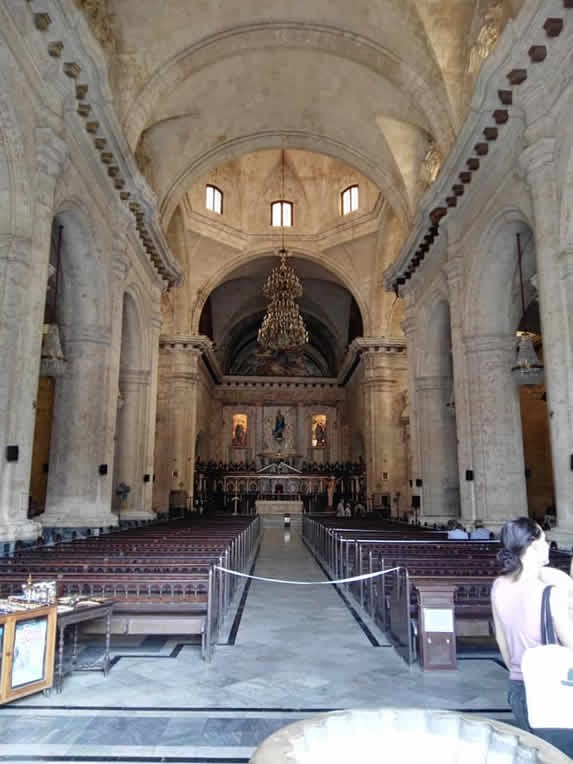 Altar en el interior de La Catedral de La Habana