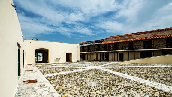 Piso de piedra en el interior del castillo