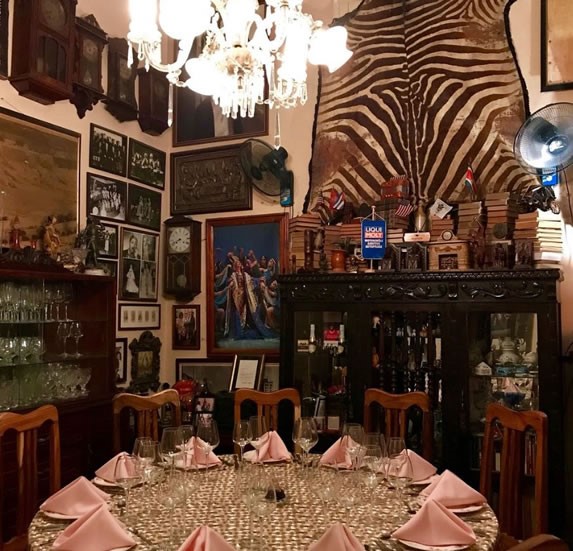 Decorado antiguo en el interior del restaurante 