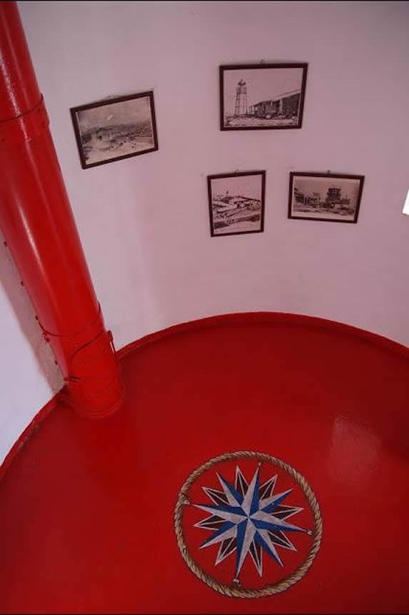 piso rojo y paredes decoradas con fotografías