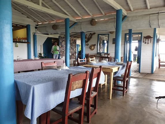 interior del restaurante con mobiliario de madera