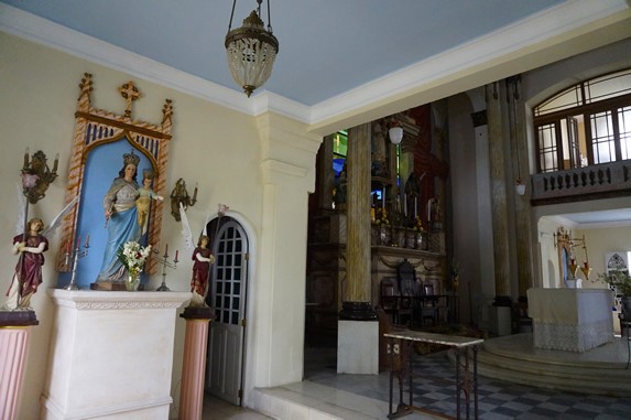 interior de la iglesia con altares religiosos
