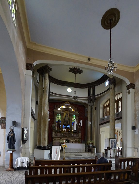 altar en el interior de la iglesia
