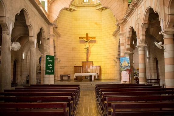 interior con mobiliario y objetos religioso