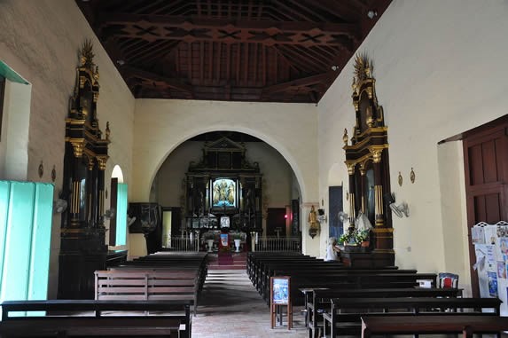 interior con muebles religiosos de madera y altar