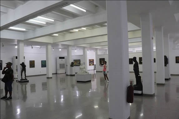 salón con esculturas  y pinturas en exposición