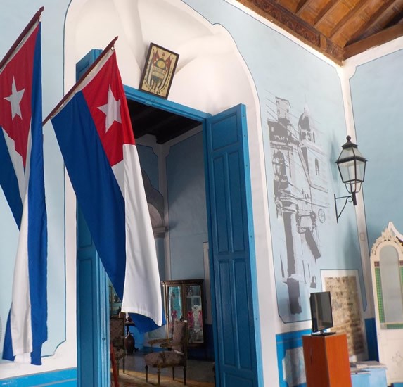 banderas cubanas a la entrada del museo