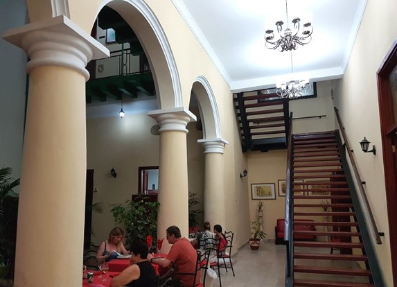 Escaleras en el interior del restaurante