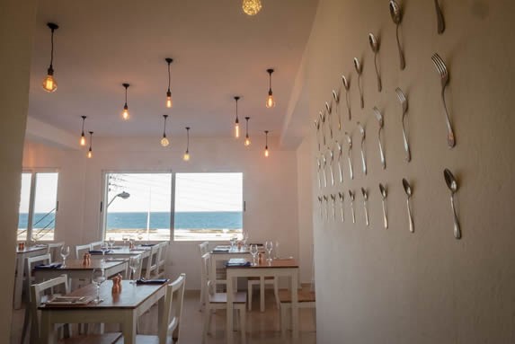 Salón interior con vistas al mar en el restaurante