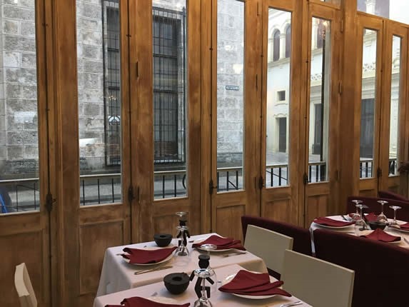 Ventanas de madera del restaurante 