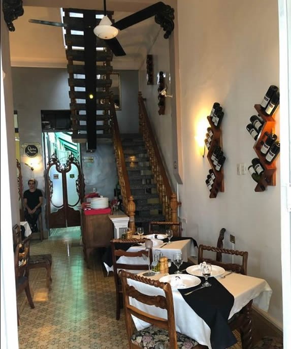 interior con mobiliario y escalera de madera