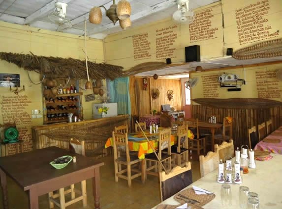 interior con mobiliario y decoración rústica