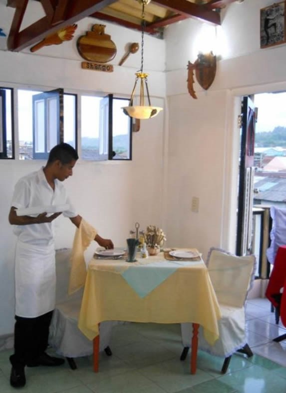 mesa con mantelería en el interior del restaurante