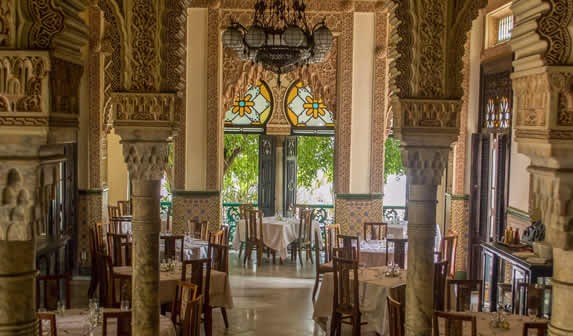 restaurante con mobiliario de madera y vitrales