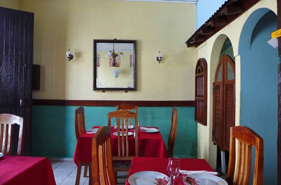 mesas de madera con manteles rojos en el interior