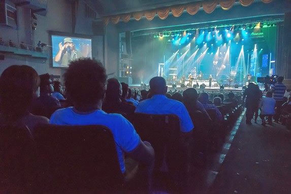 Espectáculo en el interior del teatro