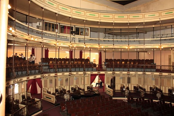 vista de los balcones y demás asientos del teatro 