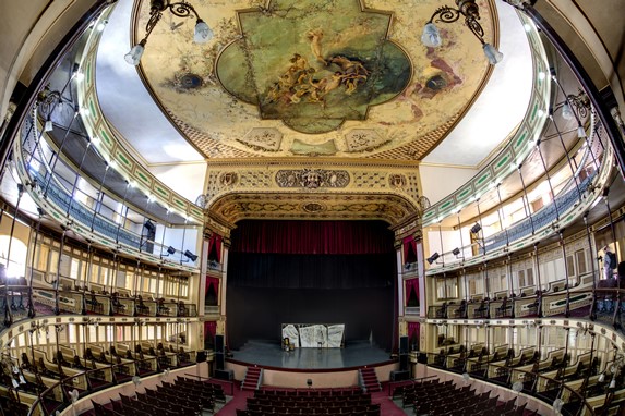 pintura en el techo del interior del teatro