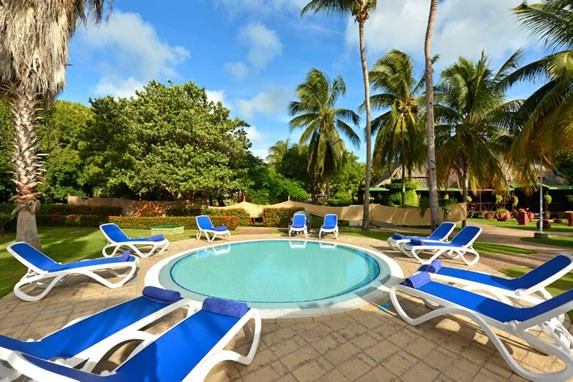 Jacuzzi exterior en el hotel Iberostar Tainos
