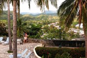 turistas en el jardín del hotel