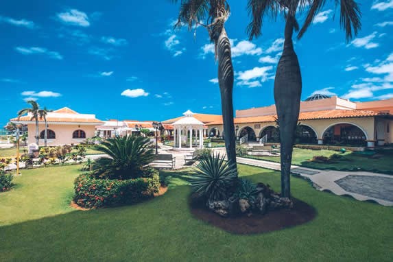 jardín del hotel con abundantes plantas