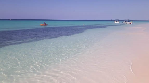 kayak en la playa de aguas cristalinas