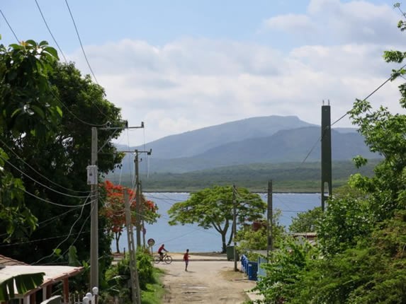 camino con mar y montañas al fondo