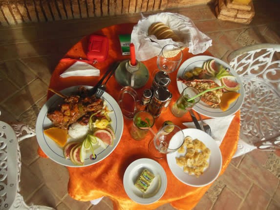mesa servida con platillos del restaurante