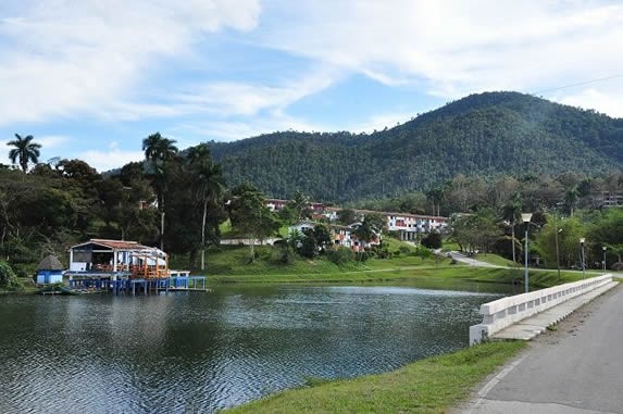 paisaje montañoso con laguna y vegetación