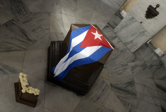 bandera cubana sobre estructura de madera