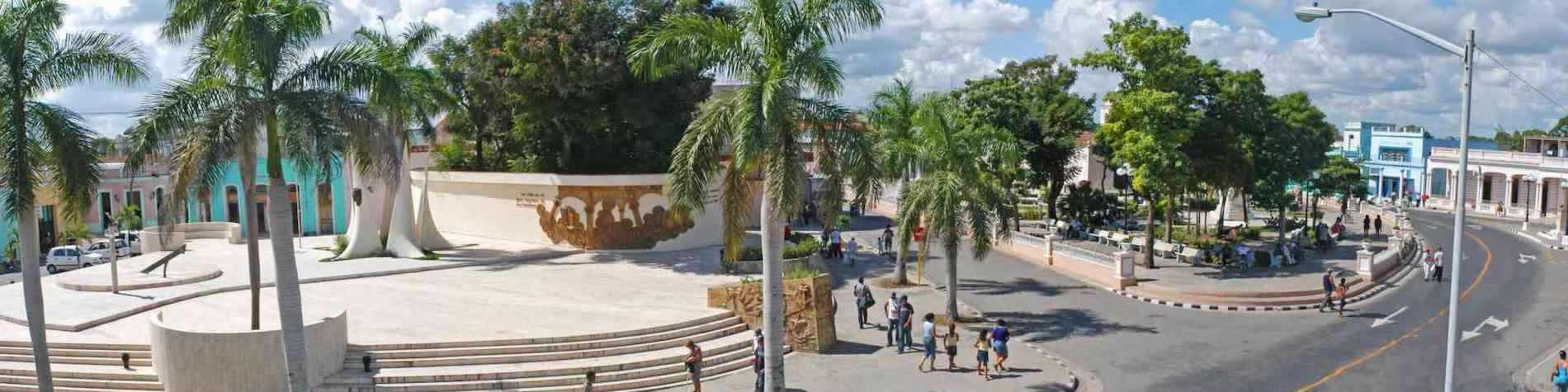 Vista de parque y calles de la ciudad