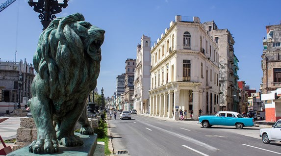 Vista de los leones de bronce en Paseo del Prado