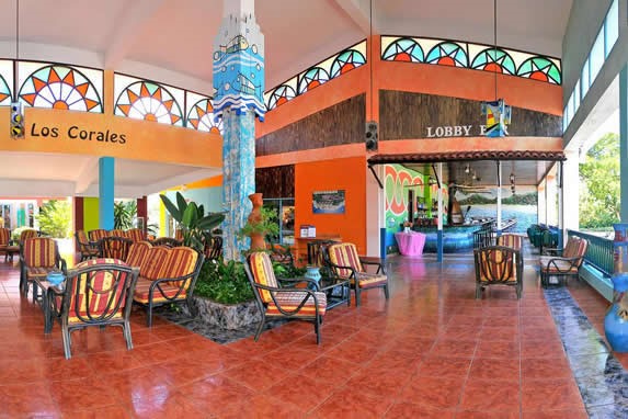 lobby decorado con coloridos vitrales y mobiliario