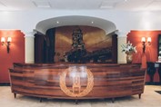recibidor de madera con decoración colonial