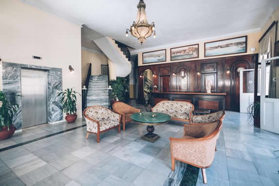 lobby con mobiliario tapizado antiguo y recepción