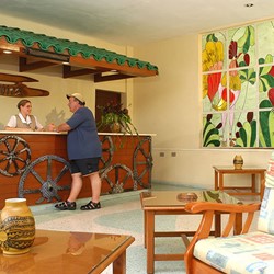 lobby con vitrales de colores y mobiliario