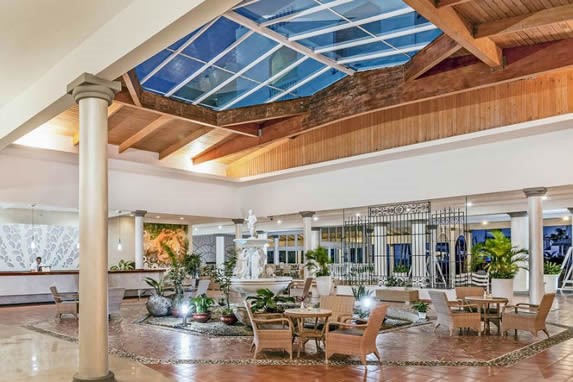 lobby con techo de madera y buró de recepción