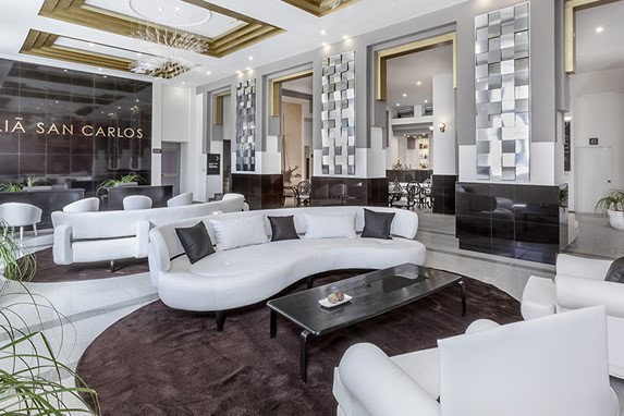 lobby con mobiliario blanco y alfombras