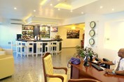 Vista del bar y  lobby del hotel