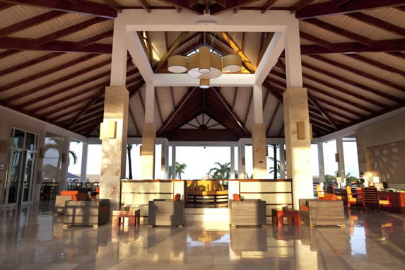 lobby con techo de madera y mobiliario