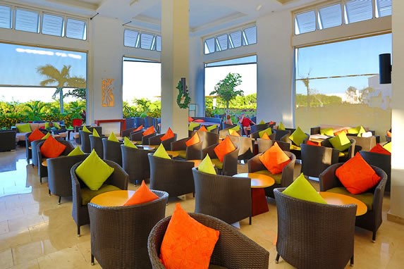 lobby con mobiliario colorido