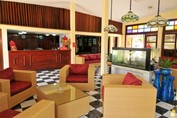 lobby with wicker furniture and colorful window