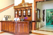 recepción de madera en el lobby del hotel