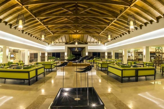 lobby con techo de madera y mobiliario color verde