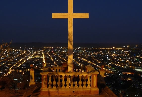 la cruz con vista a la ciudad de noche