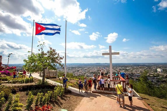 cruz de cemento el la cima de la montaña